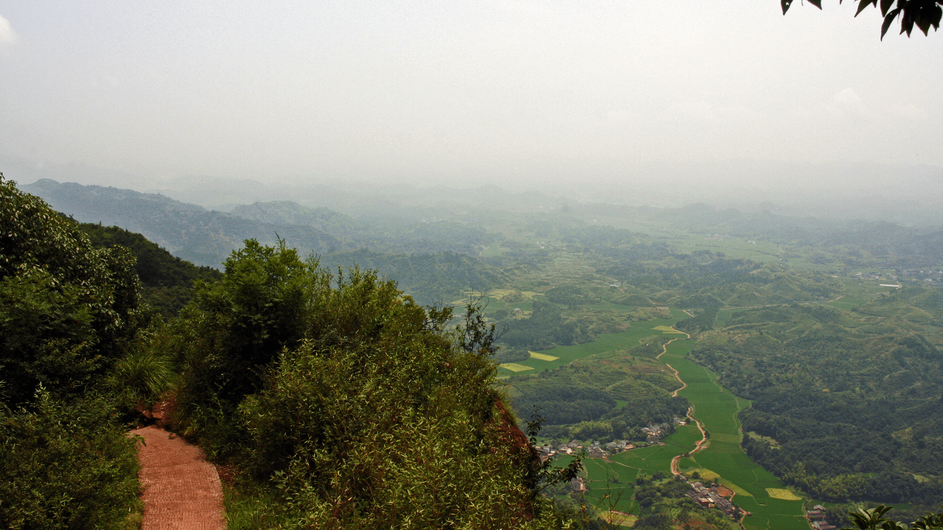 Mount Qiyun often has a cloud-shrouded scenery